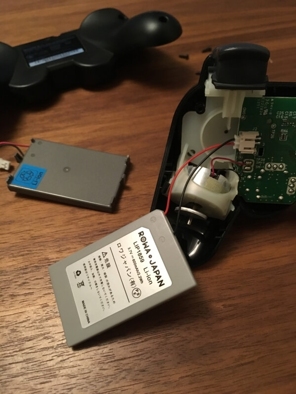 PS3コントローラ電池交換　新しい電池のコネクタを挿す