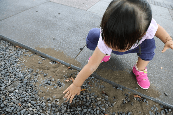 子どもとおでかけ　砂利が好き