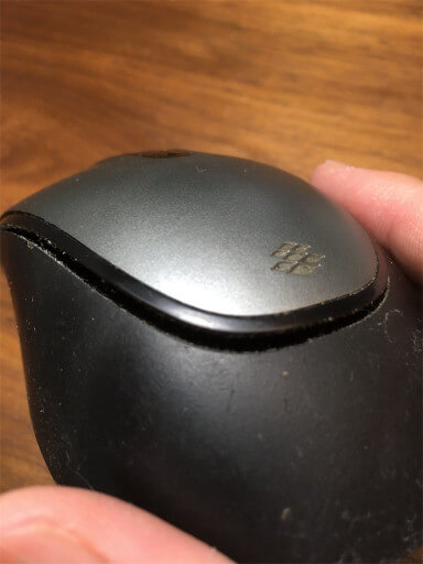 Microsoft Wireless Mouse 2000 ふたを開ける