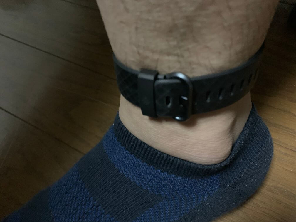 Fitbit Charge 3　足首につけた様子